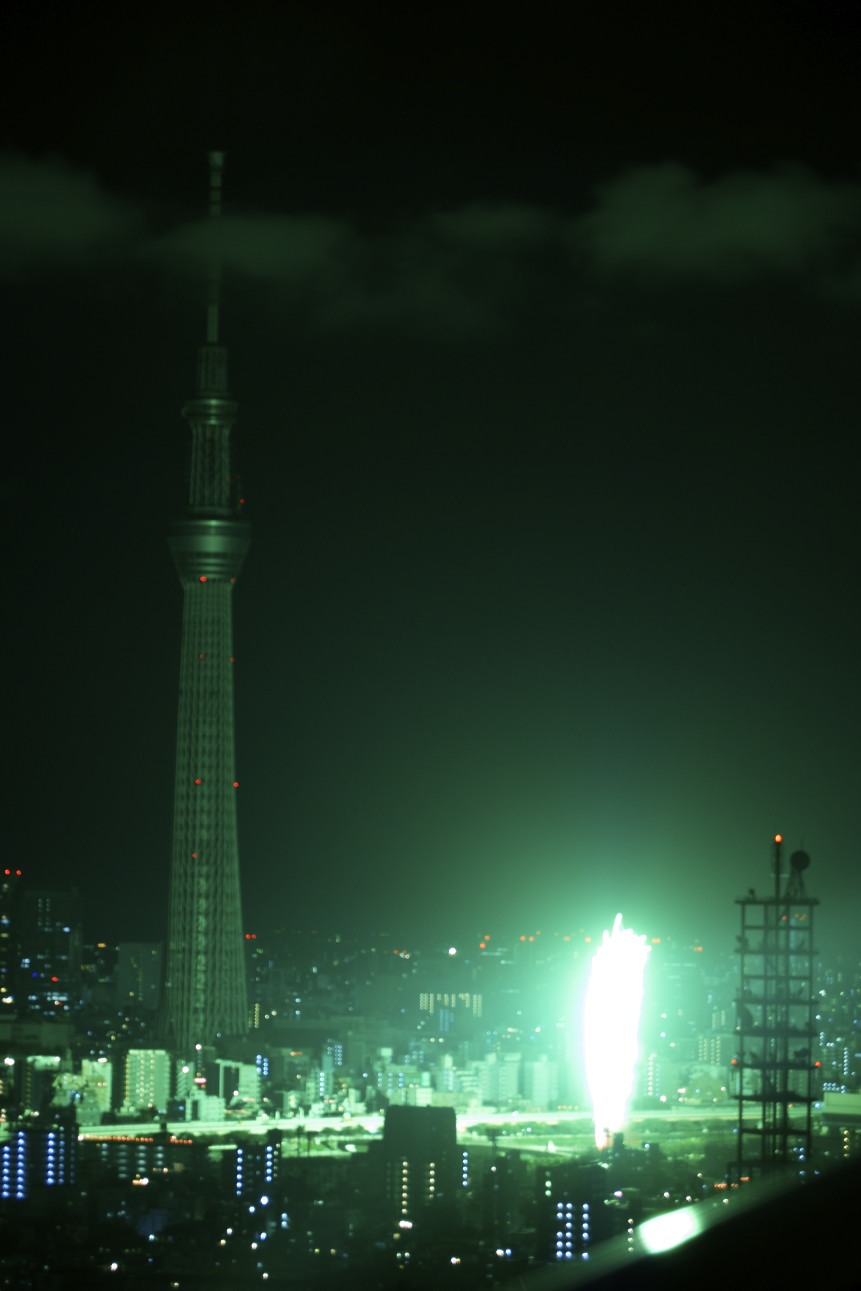 b2368-thegreencolorofthefireworksofferingauniquelight-upoftokyoskytree